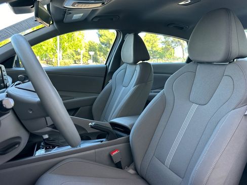 Used 2025 Hyundai Elantra SE FWD image 5