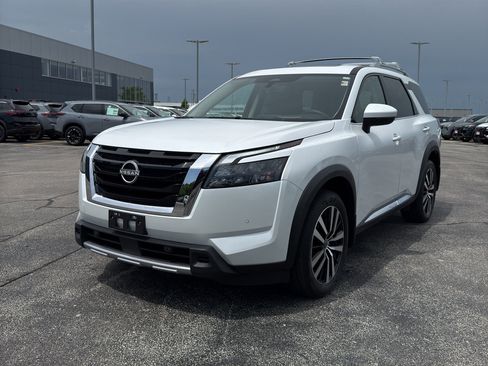 Certified 2025 Nissan Pathfinder Platinum w/ Cargo Package AWD/4WD image 2