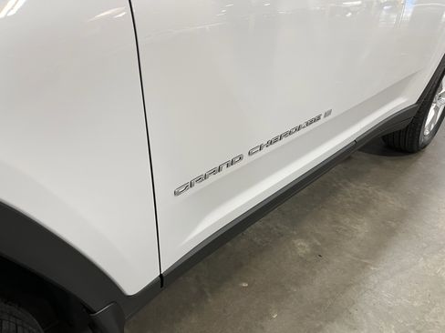 Certified 2025 Jeep Grand Cherokee Laredo w/ Luxury Tech Group I image 9