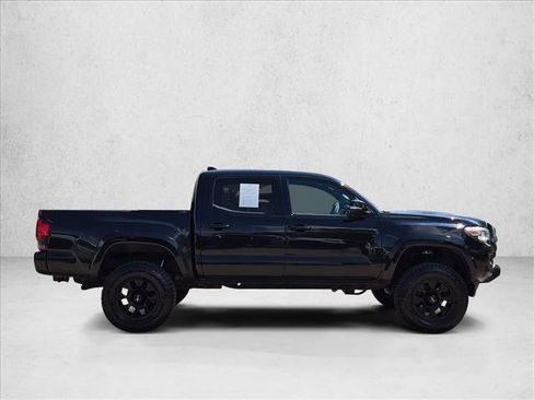 Used 2018 Toyota Tacoma TRD Sport w/ Technology Package AWD/4WD image 4