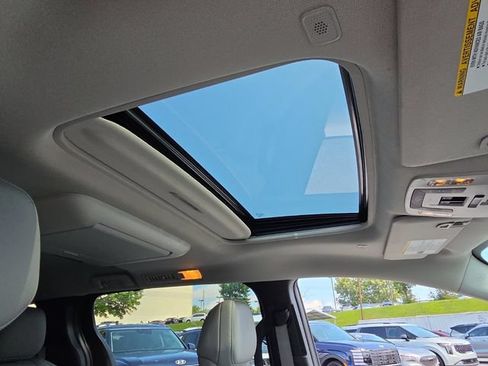 Used 2025 Toyota Sienna XLE w/ XLE Plus Package FWD image 20