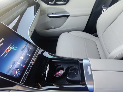 Used 2025 Mercedes-Benz GLC 300 4MATIC image 15
