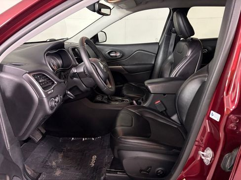 Used 2019 Jeep Cherokee Latitude Plus w/ Comfort/Convenience Group FWD image 16