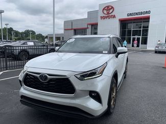 Used 2023 Toyota Highlander Bronze Edition FWD video 1