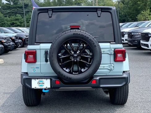 Used 2024 Jeep Wrangler Unlimited Sahara w/ Technology Group AWD/4WD image 4