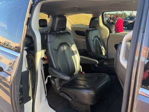 Used 2023 Chrysler Pacifica Touring-L image 30