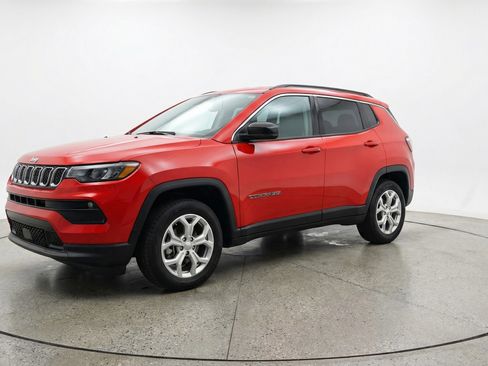 Used 2025 Jeep Compass Latitude AWD/4WD image 3