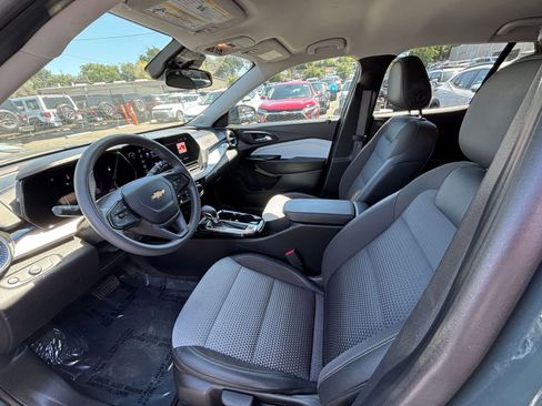 Used 2025 Chevrolet Trax LT FWD image 25