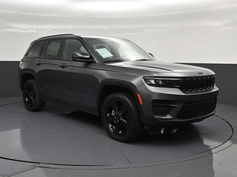 Used 2023 Jeep Grand Cherokee Altitude AWD/4WD image 5