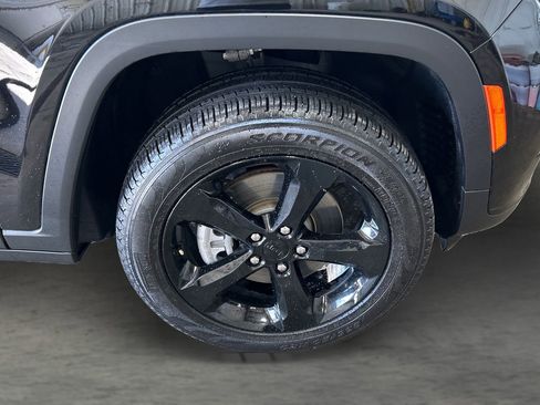 Used 2025 Jeep Grand Cherokee L Limited w/ Black Appearance Package image 22