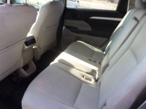 Used 2015 Toyota Highlander LE FWD image 13