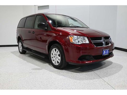 Used 2019 Dodge Grand Caravan SE FWD image 3