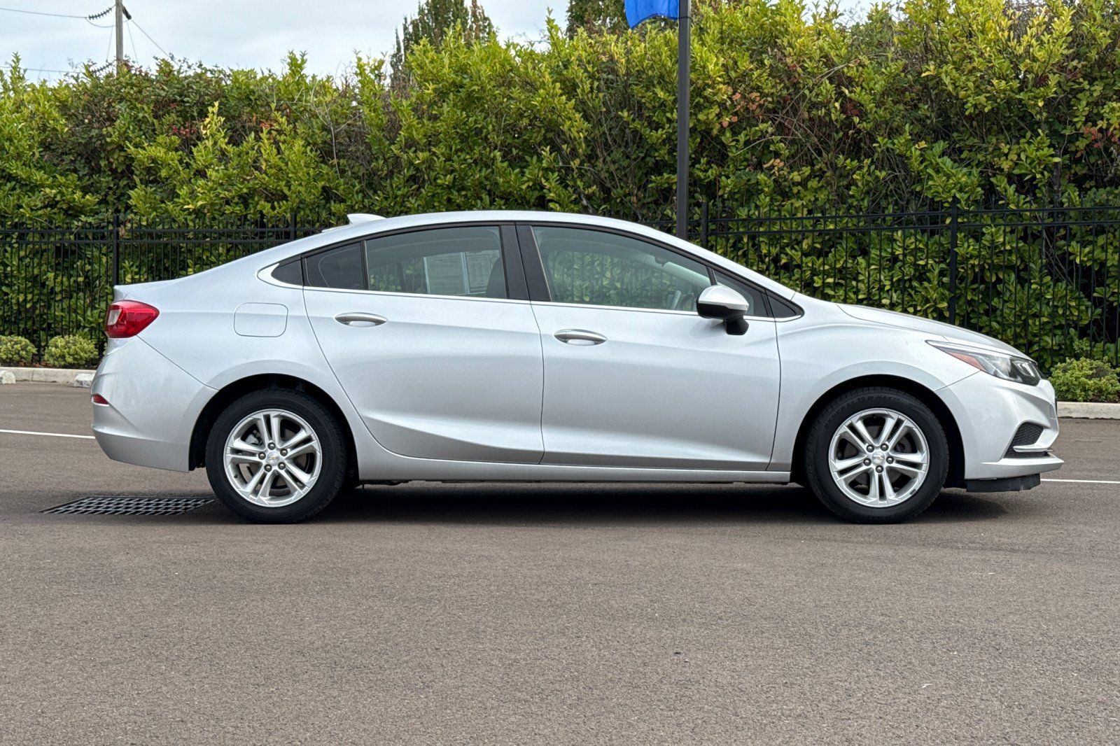 Used 2017 Chevrolet Cruze LT FWD image 3