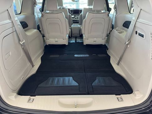 Used 2019 Chrysler Pacifica Limited image 51
