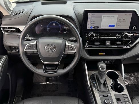 Used 2024 Toyota Highlander Platinum image 10