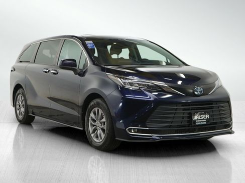 Used 2023 Toyota Sienna XLE FWD image 7