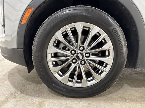 Certified 2025 Cadillac XT4 Premium Luxury image 33