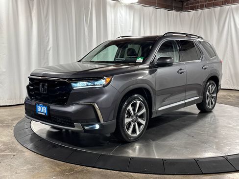 Used 2025 Honda Pilot Touring image 1