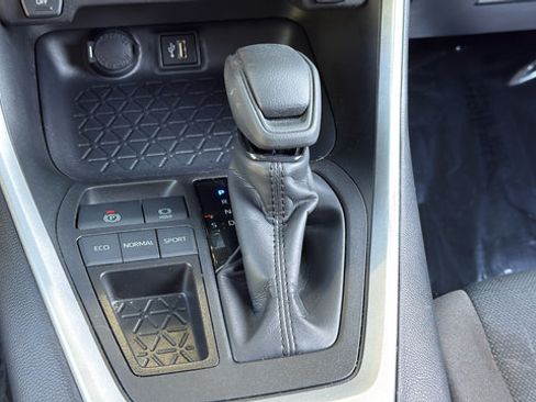 Used 2025 Toyota RAV4 XLE FWD image 22