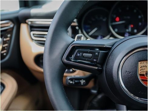 Certified 2025 Porsche Macan image 17