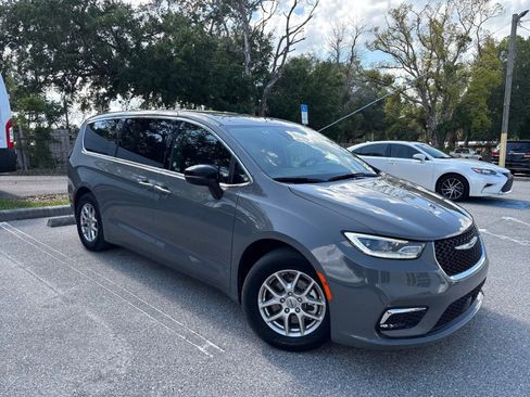 Used 2025 Chrysler Pacifica Select FWD image 5