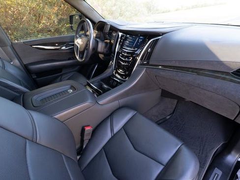 Used 2020 Cadillac Escalade Platinum image 24