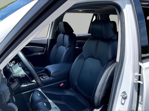 Used 2025 Honda Pilot Touring image 17