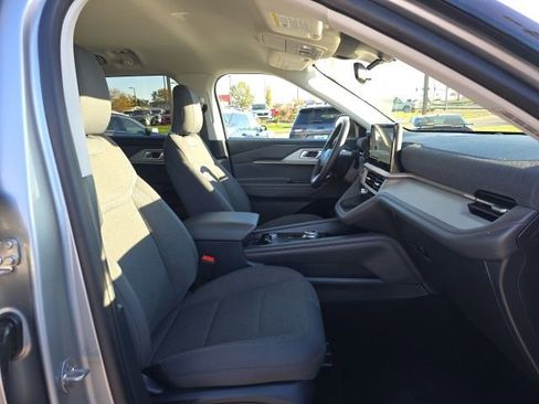 Used 2025 Ford Explorer Active AWD/4WD image 21