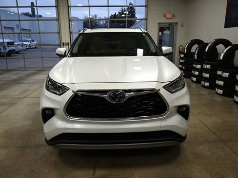 Used 2022 Toyota Highlander Platinum image 2