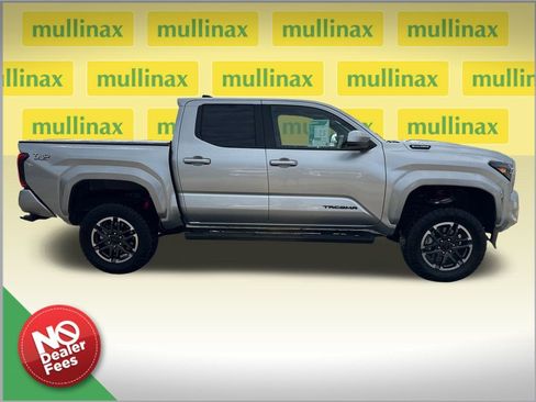 Used 2025 Toyota Tacoma TRD Sport image 2