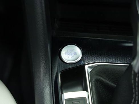 New 2025 Volkswagen Taos SE w/ Panoramic Sunroof Package image 24