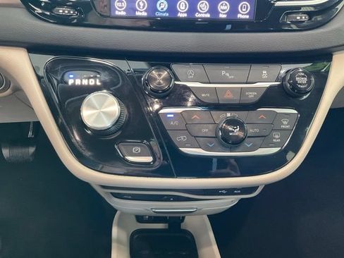 Used 2018 Chrysler Pacifica Touring-L Plus FWD image 10