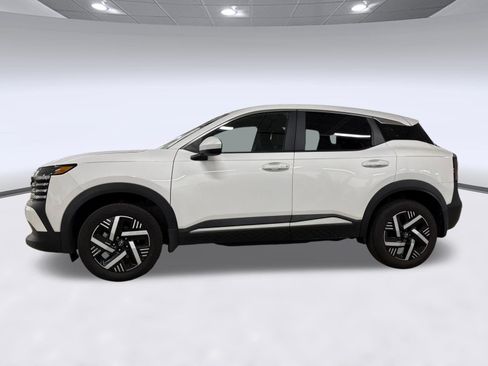Used 2025 Nissan Kicks SV FWD image 2