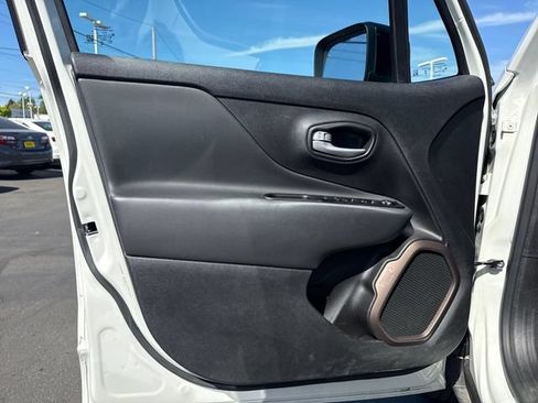 Used 2023 Jeep Renegade Latitude AWD/4WD image 16