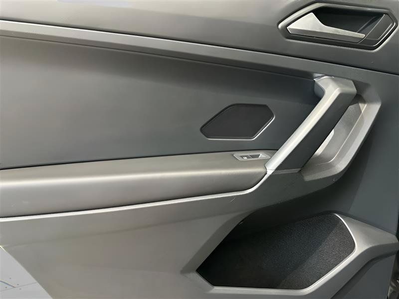 Used 2018 Volkswagen Tiguan SEL FWD image 11