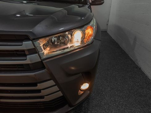 Used 2019 Toyota Highlander XLE AWD/4WD image 5