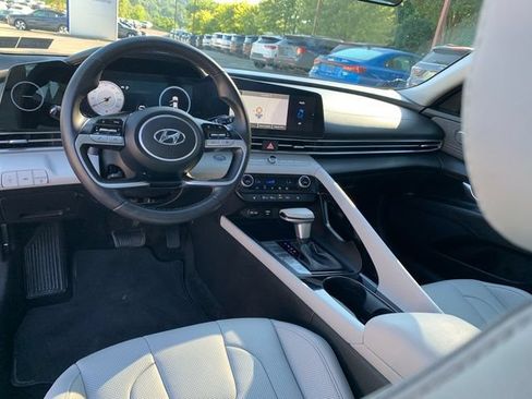 Used 2023 Hyundai Elantra Limited w/ Preferred Accessory Package FWD image 18