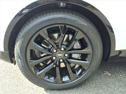 New 2026 Land Rover Discovery Dynamic SE image 9