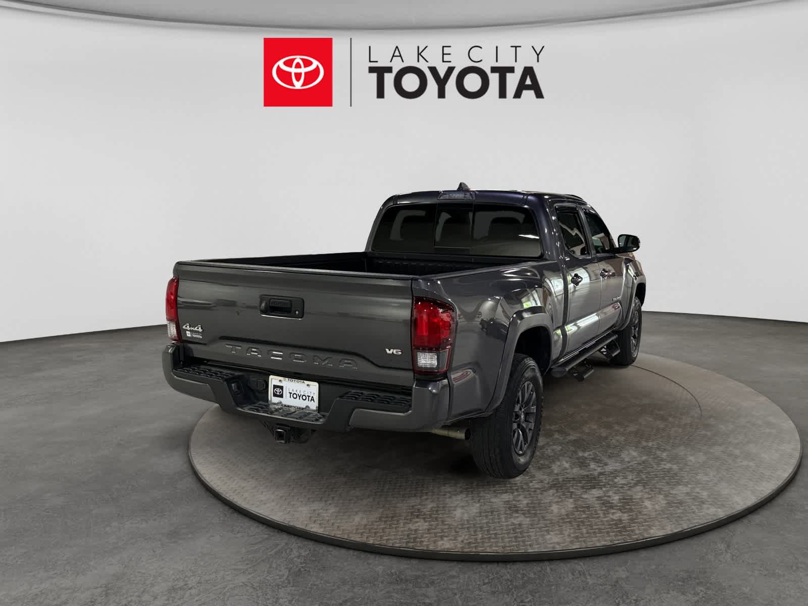 Used 2023 Toyota Tacoma SR5 w/ Technology Package AWD/4WD image 9