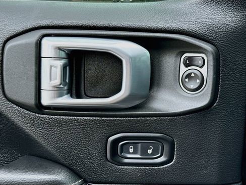 Used 2022 Jeep Wrangler Unlimited Sahara w/ Cold Weather Group AWD/4WD image 23
