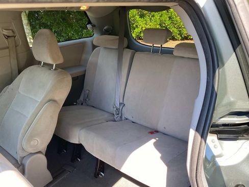 Used 2020 Toyota Sienna L FWD image 9
