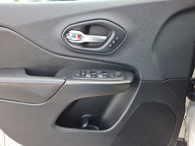 Used 2019 Jeep Cherokee Trailhawk AWD/4WD image 12