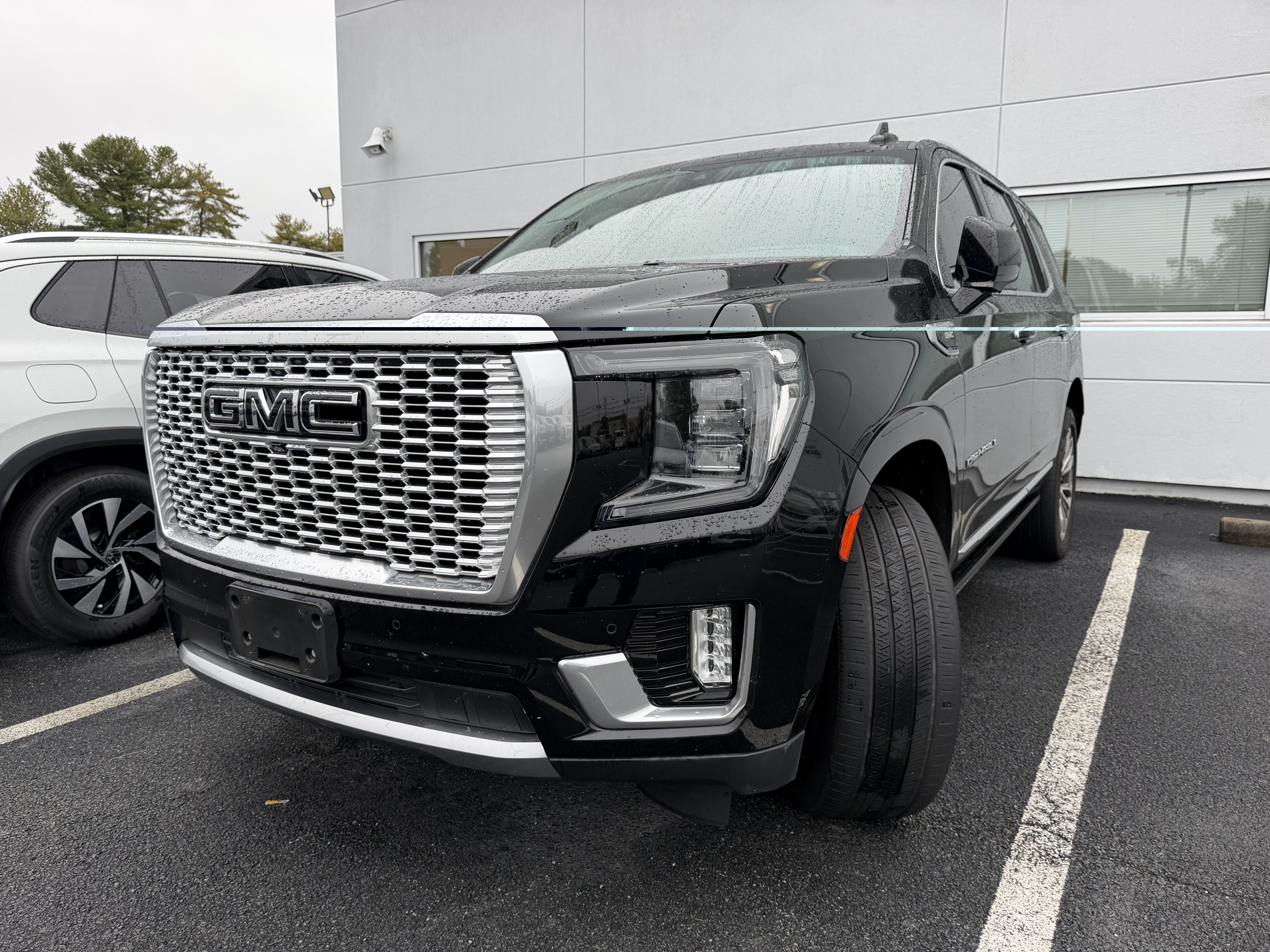 Used 2021 GMC Yukon Denali w/ Denali Premium Package AWD/4WD image 6