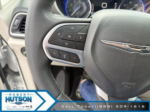 Used 2023 Chrysler Pacifica Touring-L FWD image 13