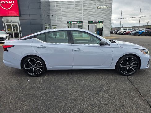 Used 2024 Nissan Altima 2.5 SR image 2