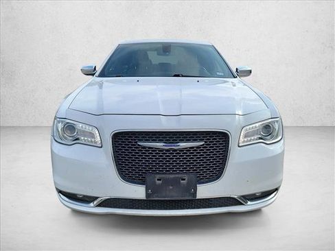 Used 2018 Chrysler 300 Limited RWD image 2