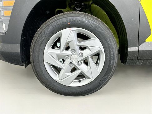 Certified 2025 Hyundai Kona SE image 29