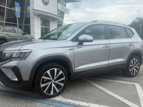 Certified 2023 Volkswagen Taos SE FWD image 30