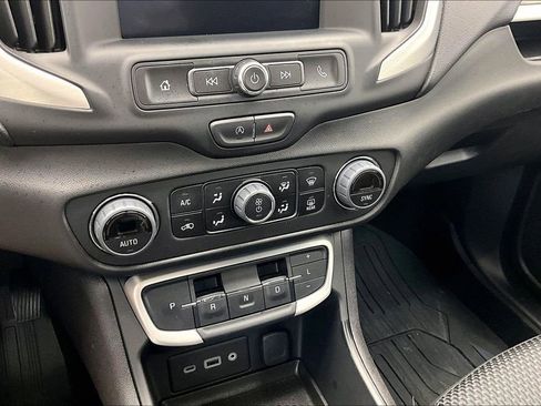 Used 2024 GMC Terrain SLE w/ Driver Convenience Package image 31