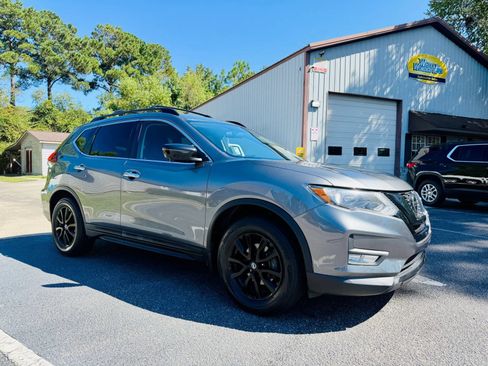 Used 2018 Nissan Rogue SV w/ Premium Package FWD image 1